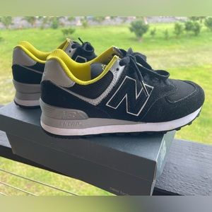 FIGS, NEW BALANCE, SIZE 5, BLACK + YELLOW